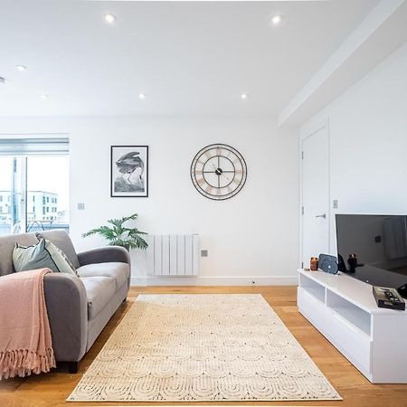 Luxe & Stylish 1 & 2 Bed Flats Near Heathrow, Legoland, & Windsor Slough Kültér fotó