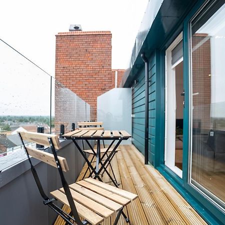 Luxe & Stylish 1 & 2 Bed Flats Near Heathrow, Legoland, & Windsor Slough Kültér fotó