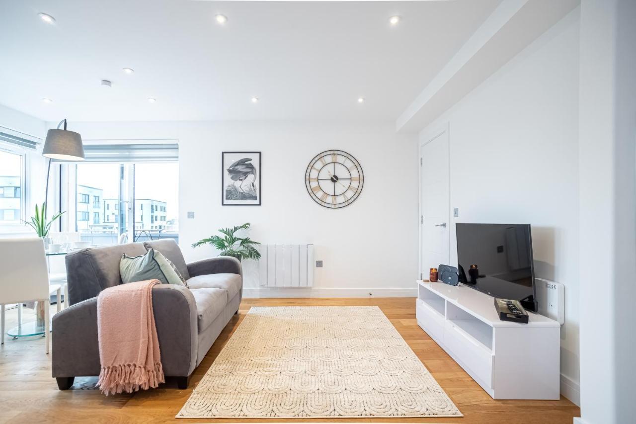 Luxe & Stylish 1 & 2 Bed Flats Near Heathrow, Legoland, & Windsor Slough Kültér fotó