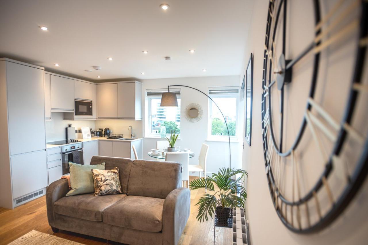 Luxe & Stylish 1 & 2 Bed Flats Near Heathrow, Legoland, & Windsor Slough Kültér fotó