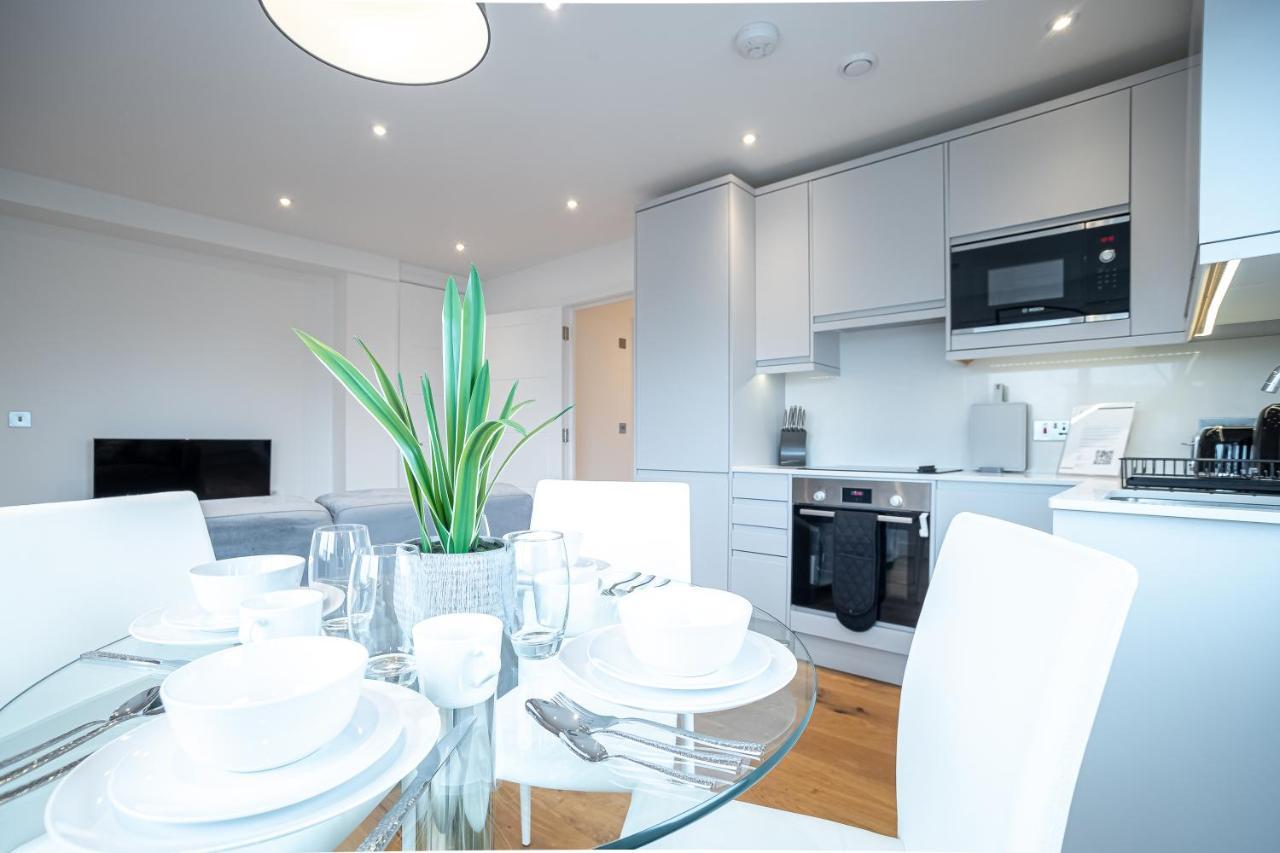 Luxe & Stylish 1 & 2 Bed Flats Near Heathrow, Legoland, & Windsor Slough Kültér fotó