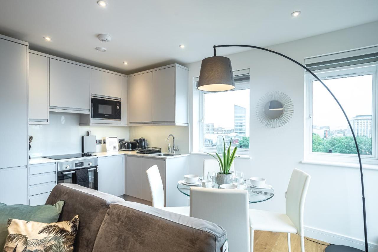 Luxe & Stylish 1 & 2 Bed Flats Near Heathrow, Legoland, & Windsor Slough Kültér fotó