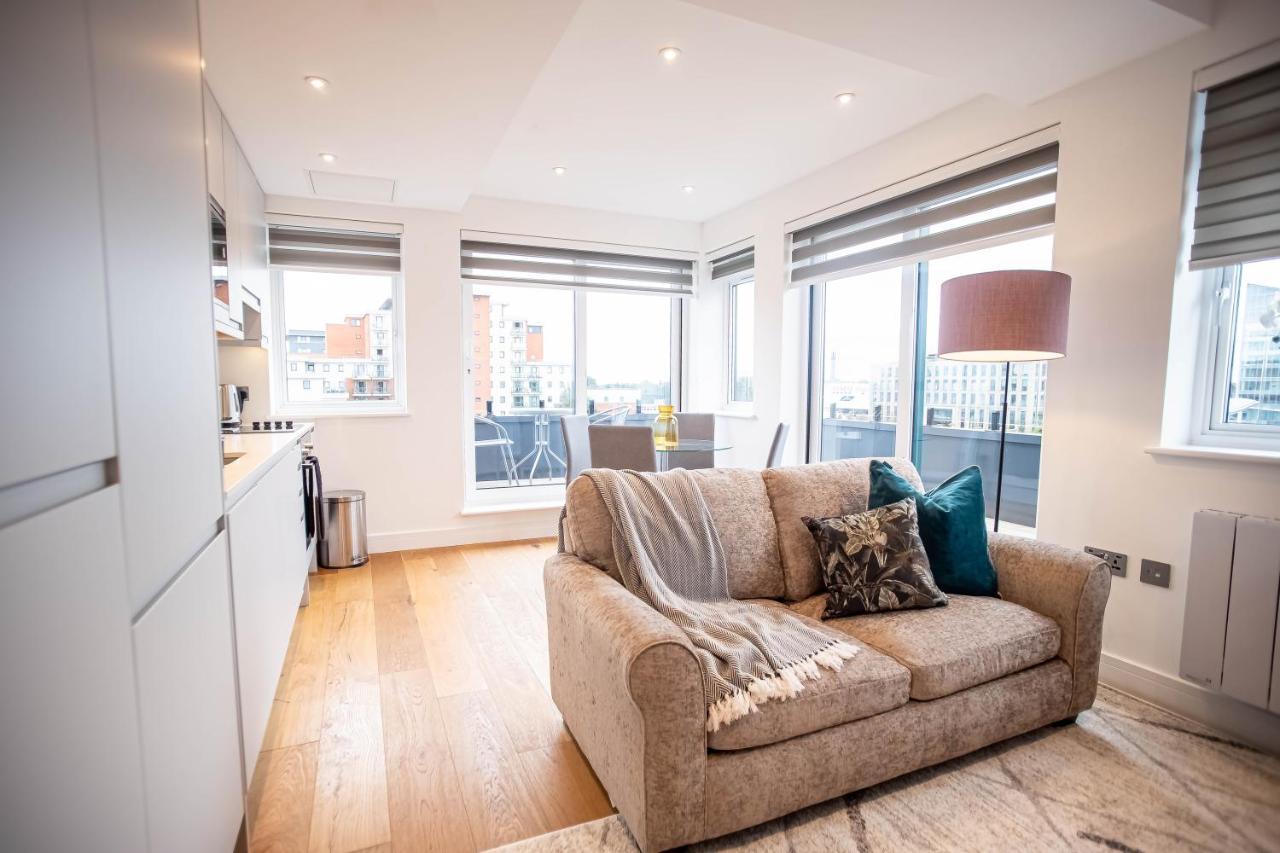 Luxe & Stylish 1 & 2 Bed Flats Near Heathrow, Legoland, & Windsor Slough Kültér fotó
