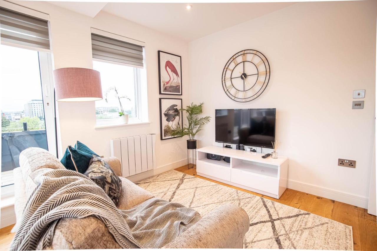 Luxe & Stylish 1 & 2 Bed Flats Near Heathrow, Legoland, & Windsor Slough Kültér fotó