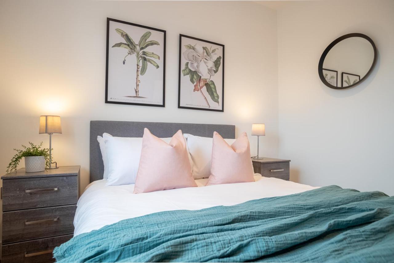 Luxe & Stylish 1 & 2 Bed Flats Near Heathrow, Legoland, & Windsor Slough Kültér fotó