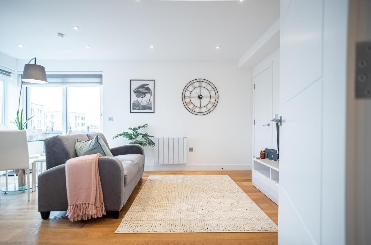 Luxe & Stylish 1 & 2 Bed Flats Near Heathrow, Legoland, & Windsor Slough Kültér fotó