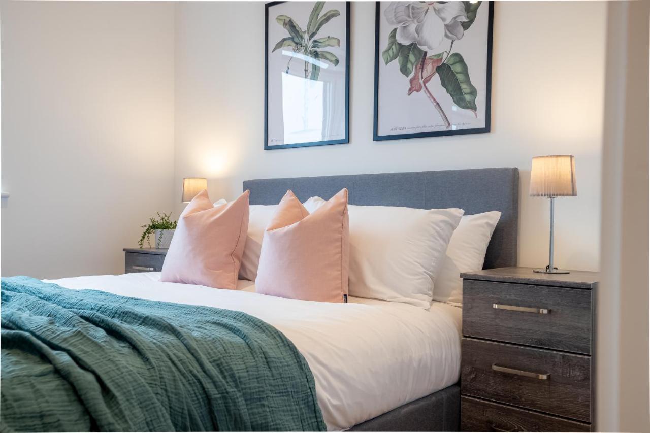 Luxe & Stylish 1 & 2 Bed Flats Near Heathrow, Legoland, & Windsor Slough Kültér fotó