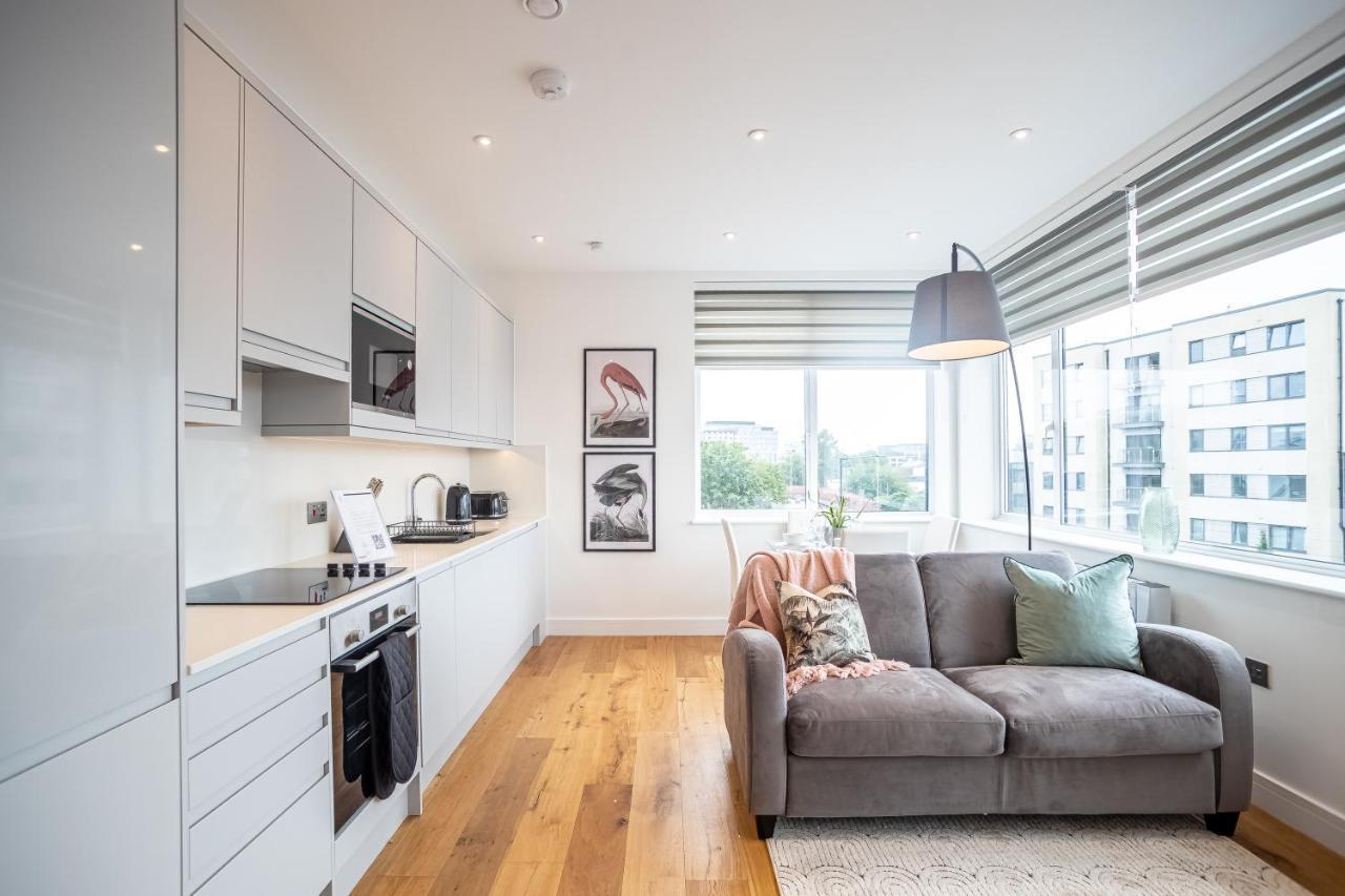 Luxe & Stylish 1 & 2 Bed Flats Near Heathrow, Legoland, & Windsor Slough Kültér fotó