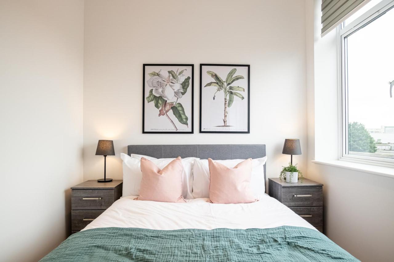 Luxe & Stylish 1 & 2 Bed Flats Near Heathrow, Legoland, & Windsor Slough Kültér fotó