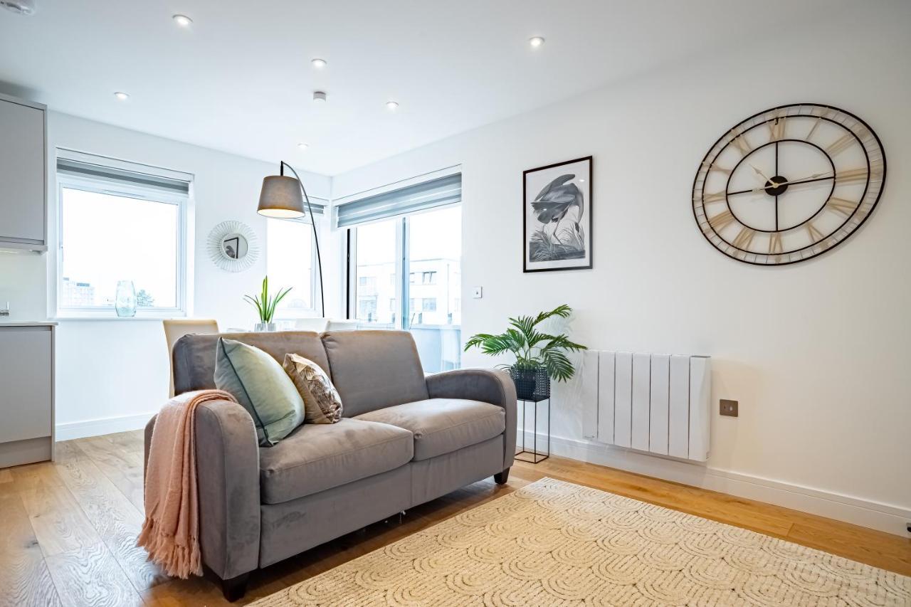 Luxe & Stylish 1 & 2 Bed Flats Near Heathrow, Legoland, & Windsor Slough Kültér fotó