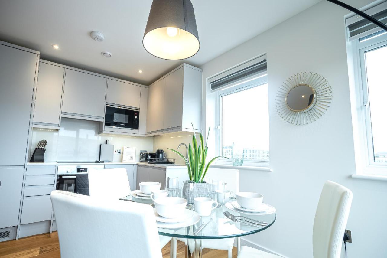 Luxe & Stylish 1 & 2 Bed Flats Near Heathrow, Legoland, & Windsor Slough Kültér fotó