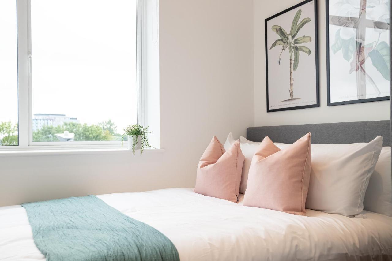 Luxe & Stylish 1 & 2 Bed Flats Near Heathrow, Legoland, & Windsor Slough Kültér fotó