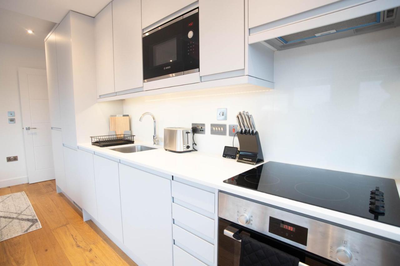 Luxe & Stylish 1 & 2 Bed Flats Near Heathrow, Legoland, & Windsor Slough Kültér fotó