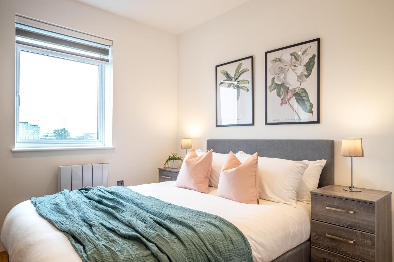 Luxe & Stylish 1 & 2 Bed Flats Near Heathrow, Legoland, & Windsor Slough Kültér fotó