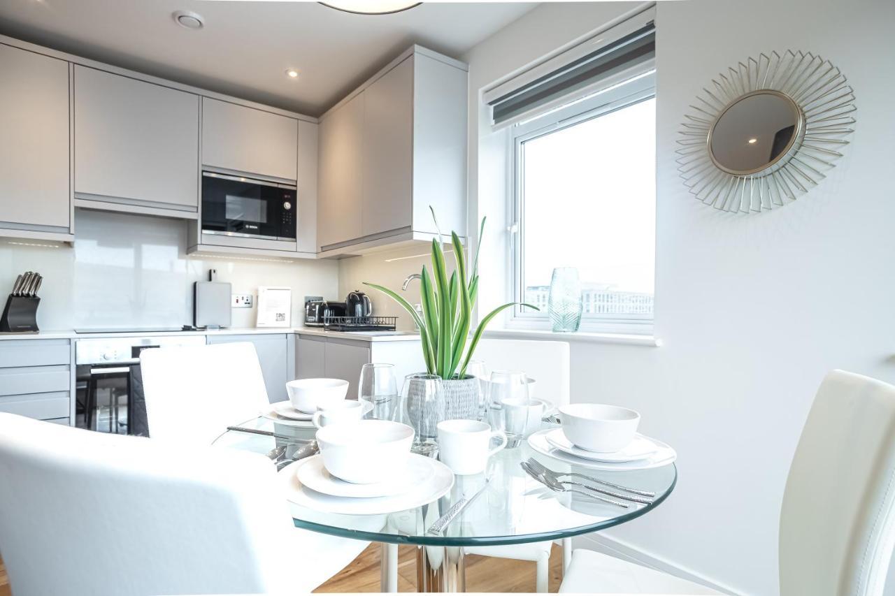 Luxe & Stylish 1 & 2 Bed Flats Near Heathrow, Legoland, & Windsor Slough Kültér fotó