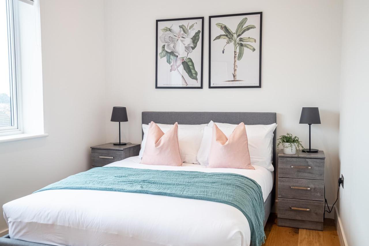 Luxe & Stylish 1 & 2 Bed Flats Near Heathrow, Legoland, & Windsor Slough Kültér fotó