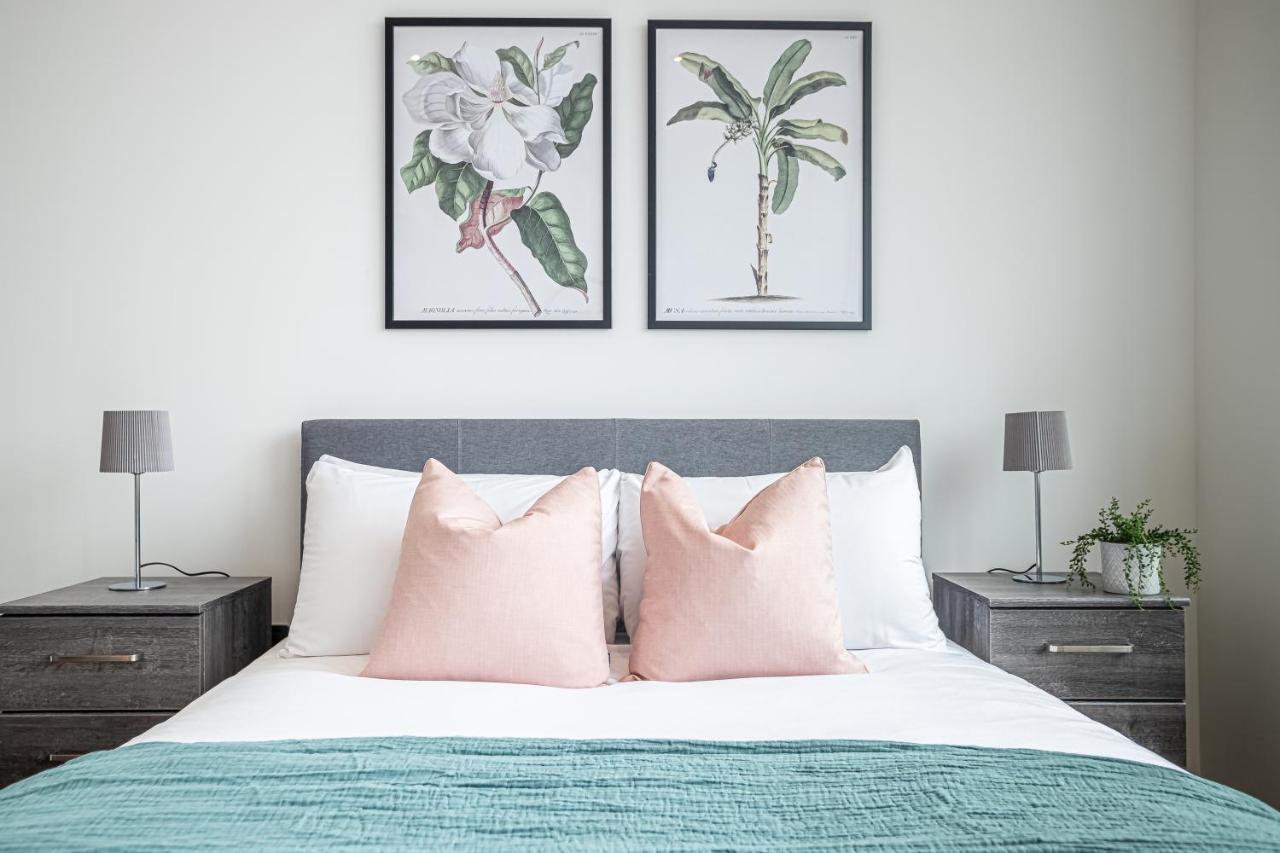 Luxe & Stylish 1 & 2 Bed Flats Near Heathrow, Legoland, & Windsor Slough Kültér fotó