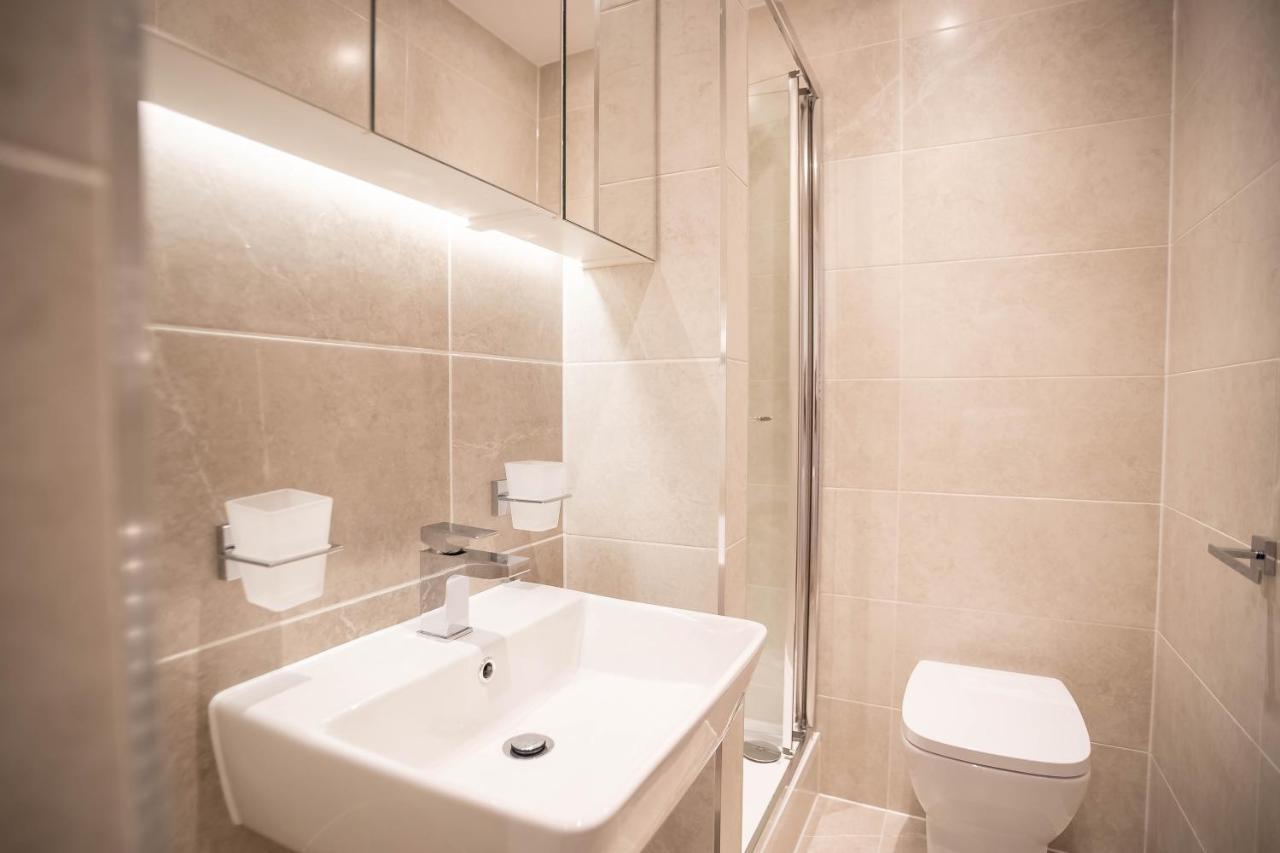 Luxe & Stylish 1 & 2 Bed Flats Near Heathrow, Legoland, & Windsor Slough Kültér fotó