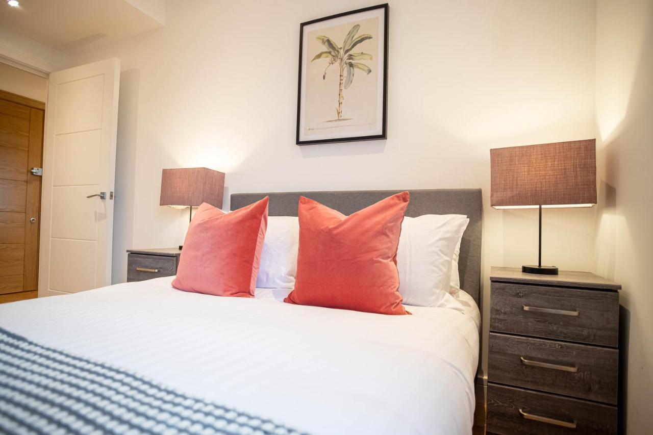 Luxe & Stylish 1 & 2 Bed Flats Near Heathrow, Legoland, & Windsor Slough Kültér fotó