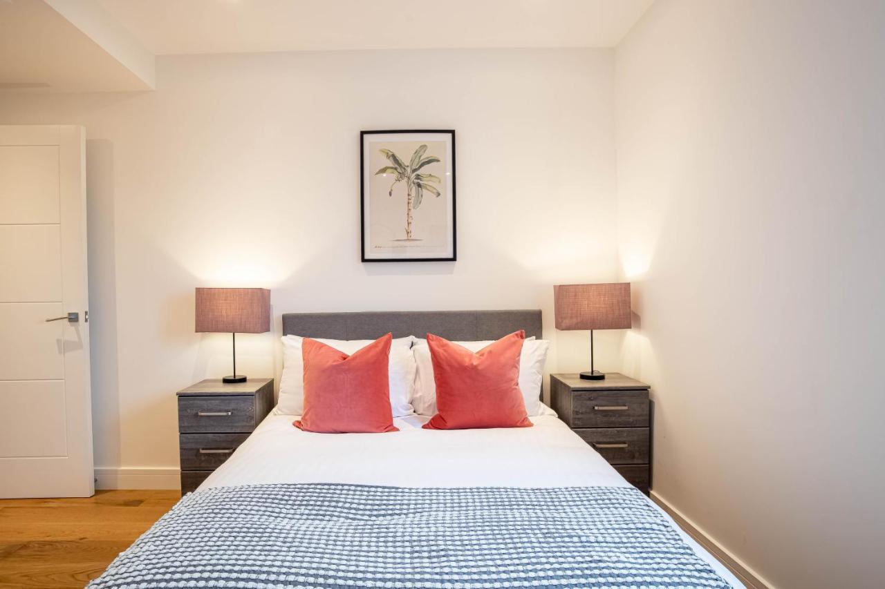 Luxe & Stylish 1 & 2 Bed Flats Near Heathrow, Legoland, & Windsor Slough Kültér fotó