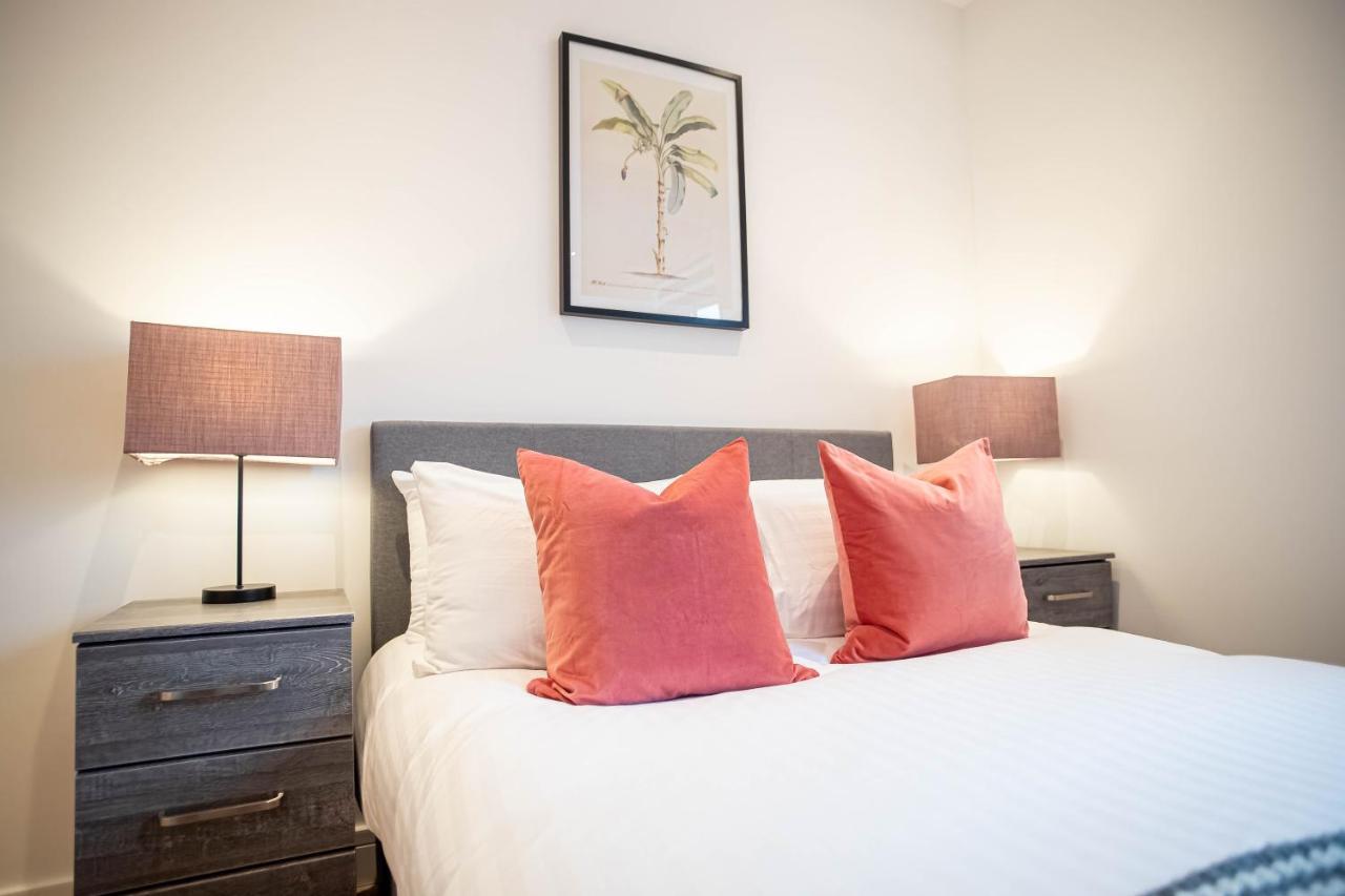 Luxe & Stylish 1 & 2 Bed Flats Near Heathrow, Legoland, & Windsor Slough Kültér fotó