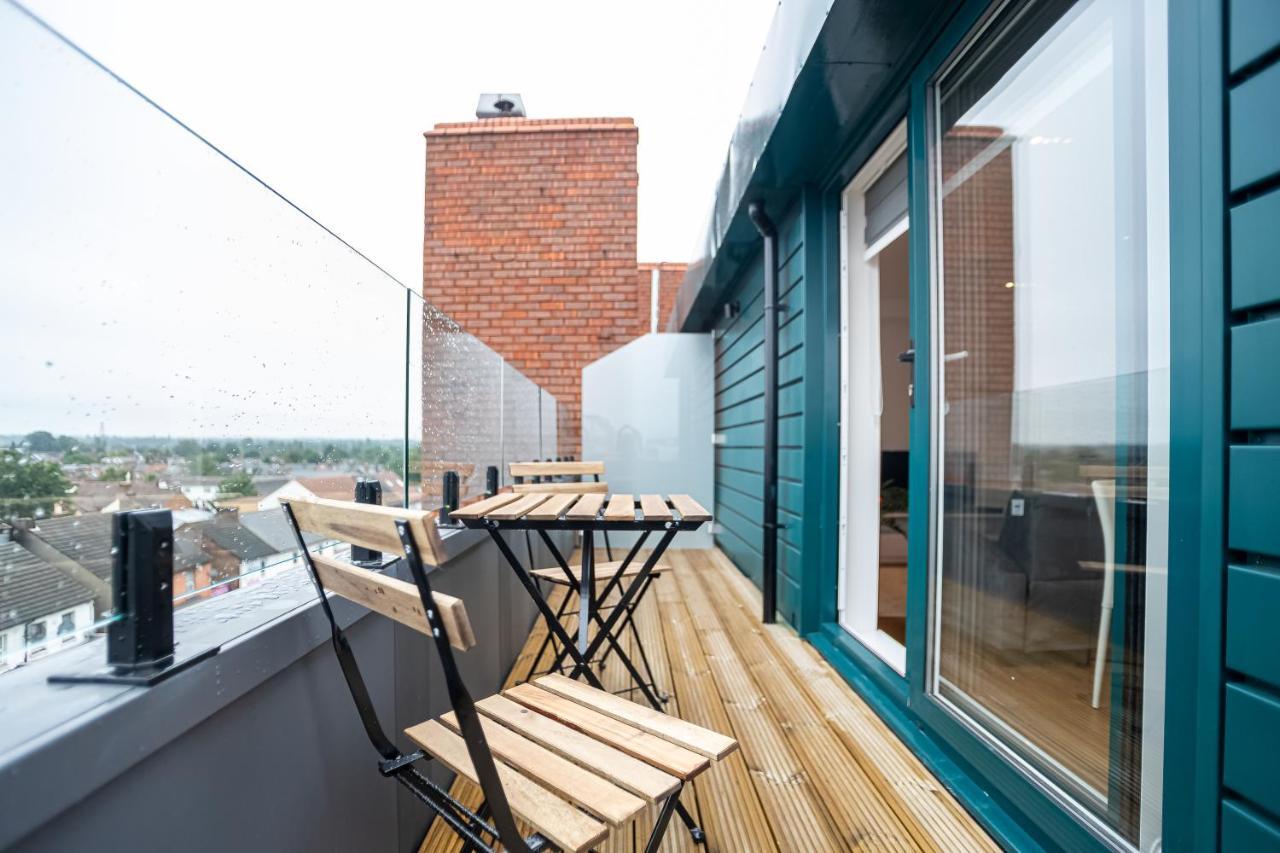 Luxe & Stylish 1 & 2 Bed Flats Near Heathrow, Legoland, & Windsor Slough Kültér fotó