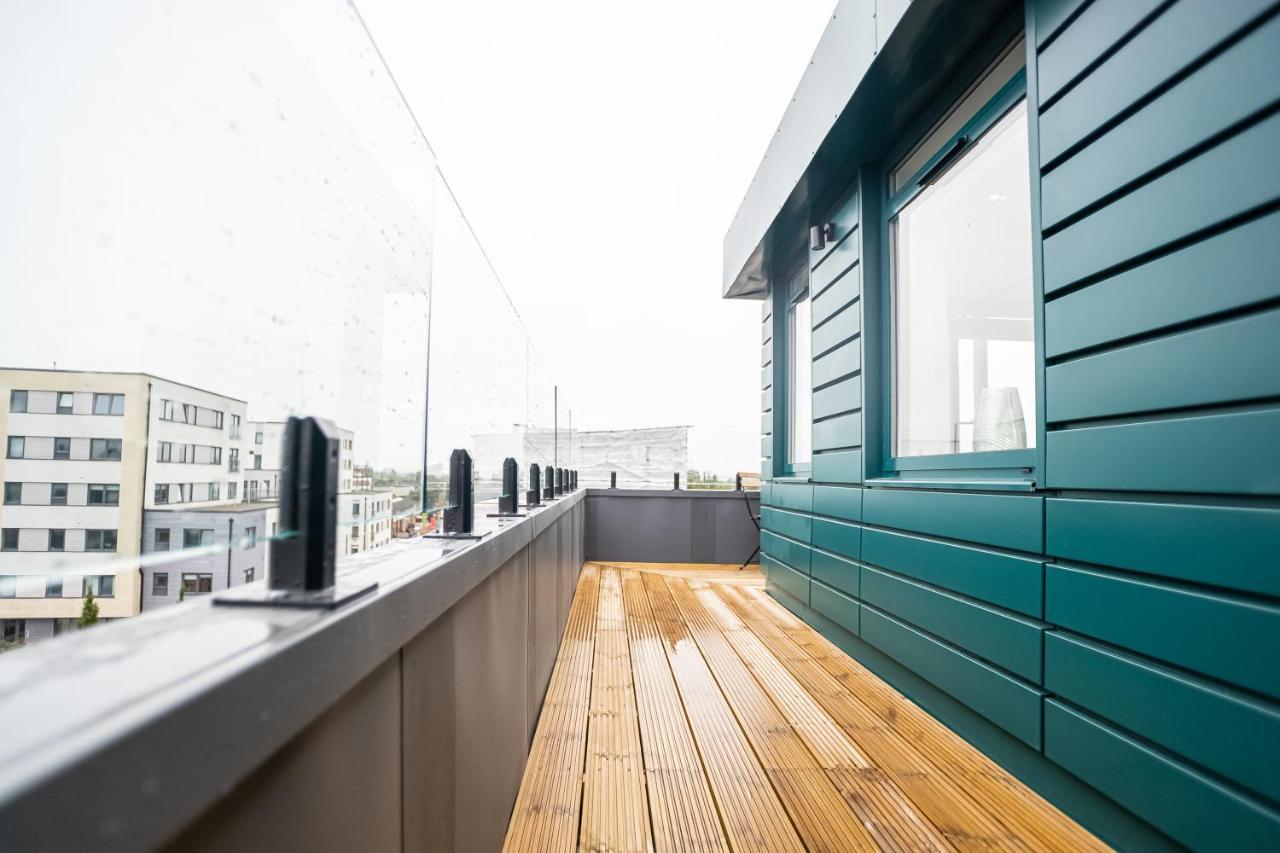 Luxe & Stylish 1 & 2 Bed Flats Near Heathrow, Legoland, & Windsor Slough Kültér fotó